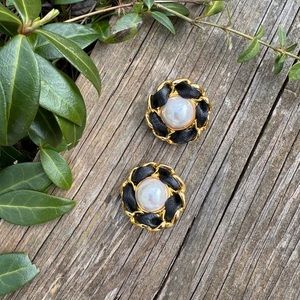Vintage Round Leather Pearl Earrings